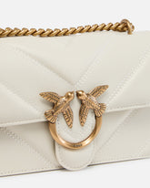 Mini Love Bag aus Nappaleder mit gestepptem Chevron-Muster und Schulterriemen - | Pinko