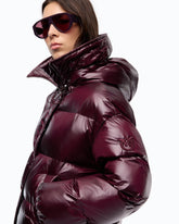 Daunenjacke mit Kapuze aus technischem Gewebe - Bordeaux | Pinko