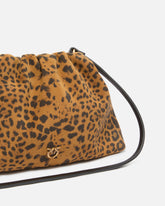 Kleine Schultertasche in Form einer Pochette aus Veloursleder mit Leopardenprint - | Pinko