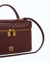 Mittlerer Beauty Case aus Chevron-Nappaleder mit Schulterriemen - | Pinko