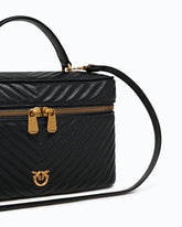 Mittlerer Beauty Case aus Chevron-Nappaleder mit Schulterriemen - | Pinko