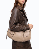 Mittlere Schultertasche Pocket Body Bag aus New Biker Leder mit Taschen - Beige | Pinko