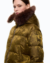 Kurze Daunenjacke aus technischem Satin mit Camouflagemuster - Grün | Pinko