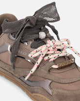 Sneakers mit doppelten Schnürsenkeln und Applikationen - Braun | Pinko