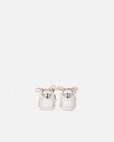 Sneakers mit doppelten Schnürsenkeln, Kristall und Charm - | Pinko