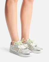 Laminierte Sneakers mit doppelten Schnürsenkeln und Schmuckapplikationen - Silber | Pinko
