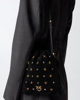 Kleine Schultertasche Mini Slouchy Bag aus Veloursleder mit sternförmigen Nieten -  | Pinko