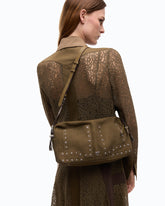 Mittlere Schultertasche Keeper Bag aus Veloursleder mit Patches und Nieten - Braun | Pinko