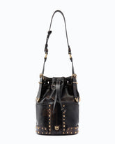 Umhängetasche Bucket Mini aus Cloud-Leder mit Nieten - Dunkelrot | Pinko